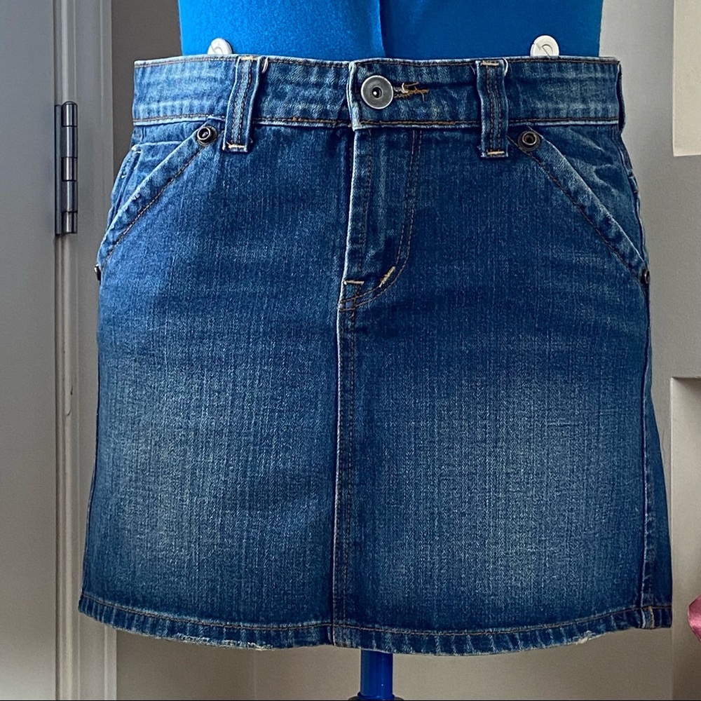 The Cove woman blue denim zipper front closure mini skirt. Size L. Pre-owned.